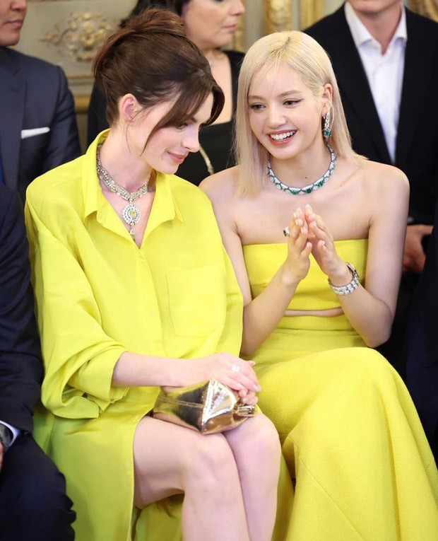 Anne Hathaway and BLACKPINK’s Lisa twin in yellow at Bvlgari event