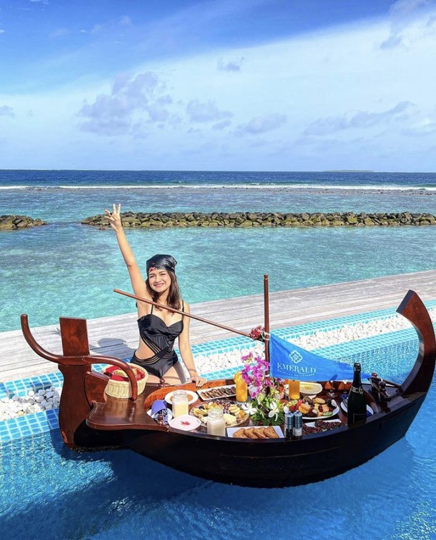 Avneet Kaur looks bewitching in black cut-out swimsuit having breakfast in a Maldives pool