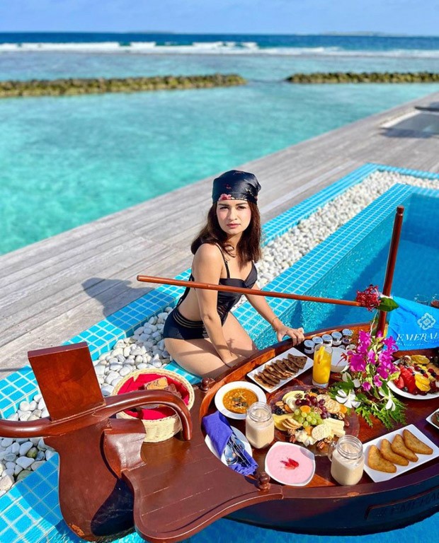Avneet Kaur looks bewitching in black cut-out swimsuit having breakfast in a Maldives pool