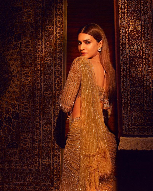 Kriti Sanon glows in a Falguni & Shane peacock’s shimmering sequin golden saree for Umang 2022