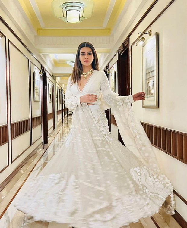 Kriti Sanon looks dreamy in Shivan & Narresh’s ivory lehenga Kriti Sanon looks dreamy in Shivan & Narresh’s ivory lehenga