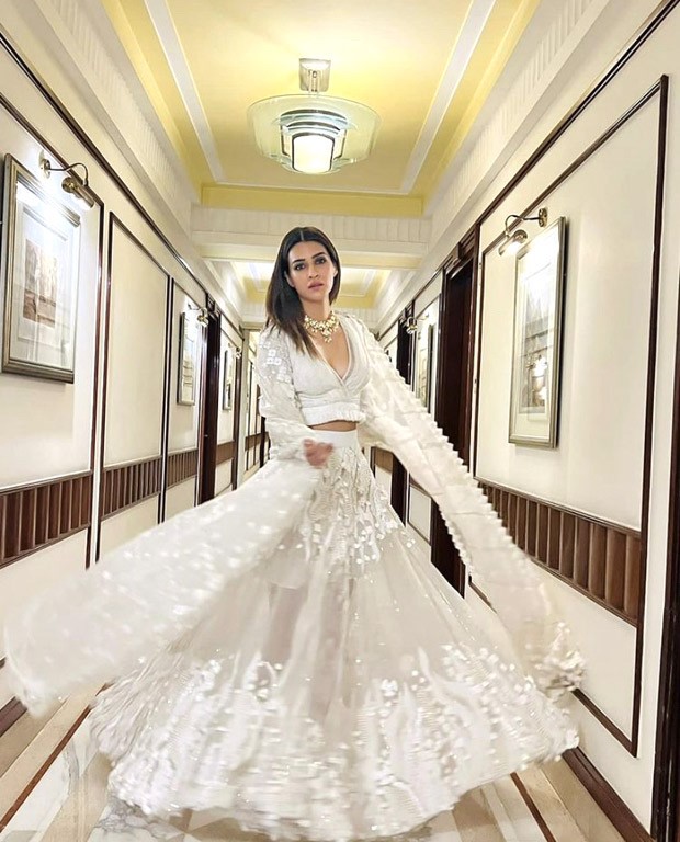 Kriti Sanon looks dreamy in Shivan & Narresh’s ivory lehenga Kriti Sanon looks dreamy in Shivan & Narresh’s ivory lehenga
