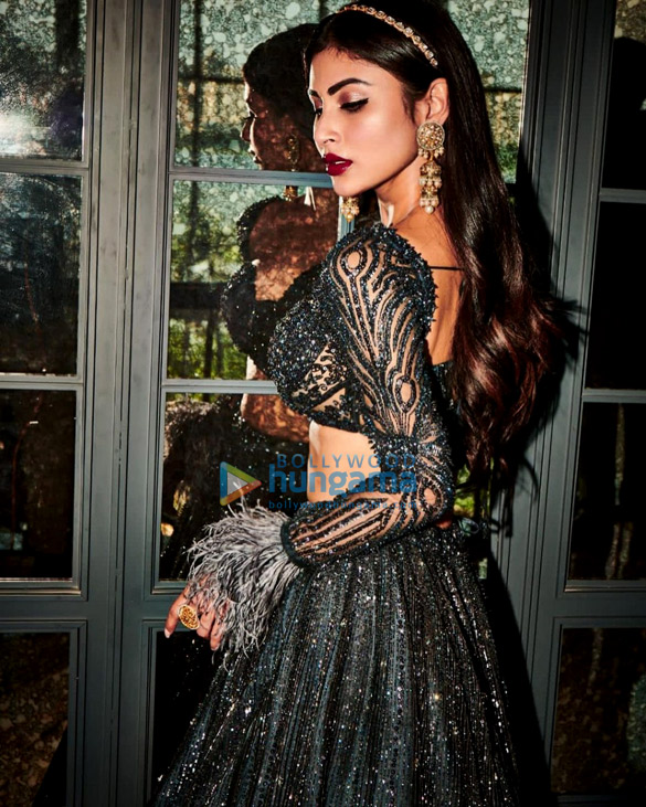 mouni roy 3 102