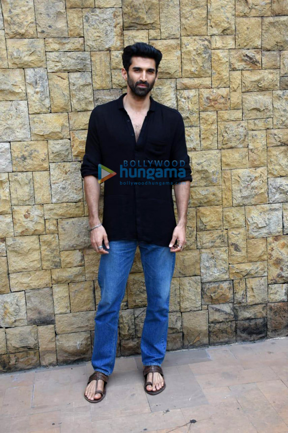 photos aditya roy kapoor snapped in mumbai 2