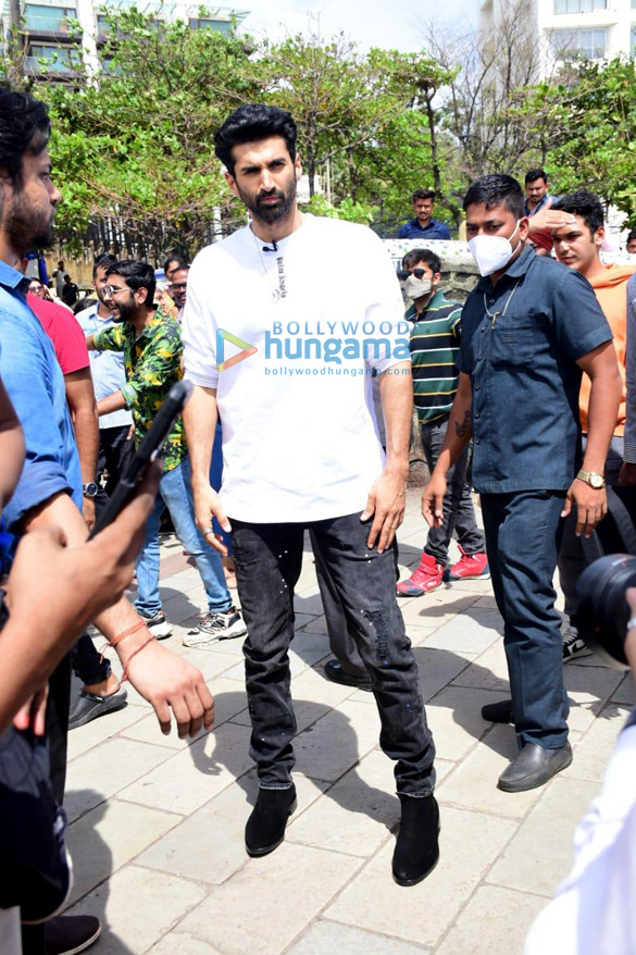 photos aditya roy kapur snapped at bandstand 2