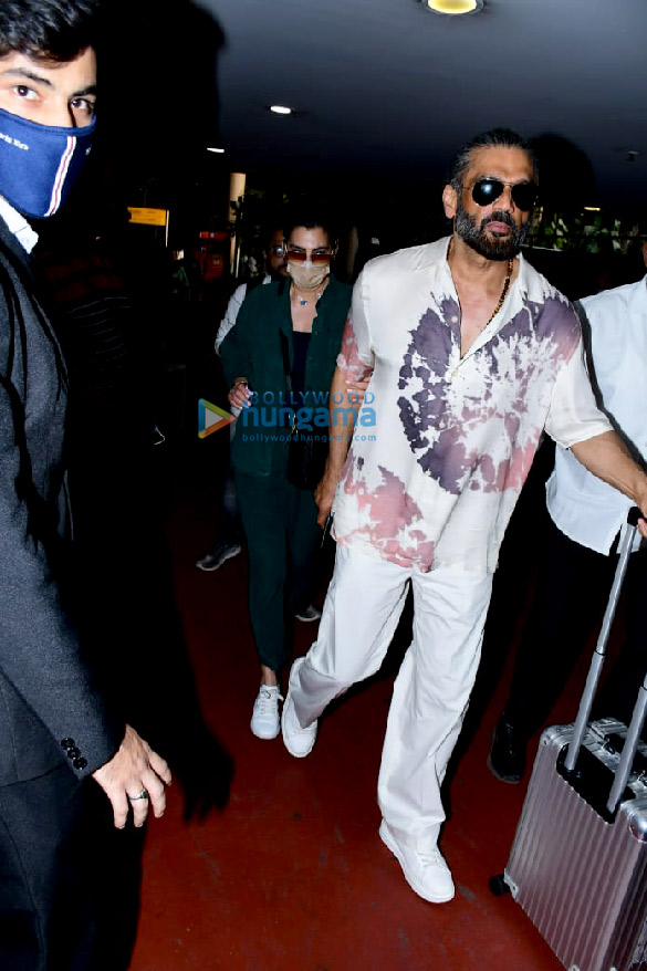 photos aishwarya rai bachchan ananya panday tiger shroff and others snapped at the airport 4