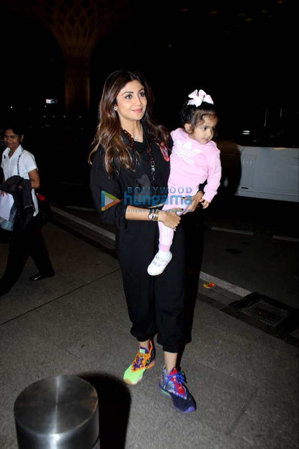 photos ajay devgn shilpa shetty yuvraj singh and shamita shetty snapped at the airport 2