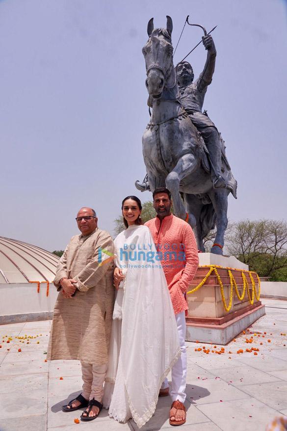 photos akshay kumar manushi chhillar and dr chandraprakash dwivedi snapped promoting the film samrat prithviraj at rai pithora f 1