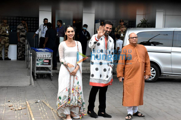 photos akshay kumar and manushi chhillar spotted at kalina airport 2