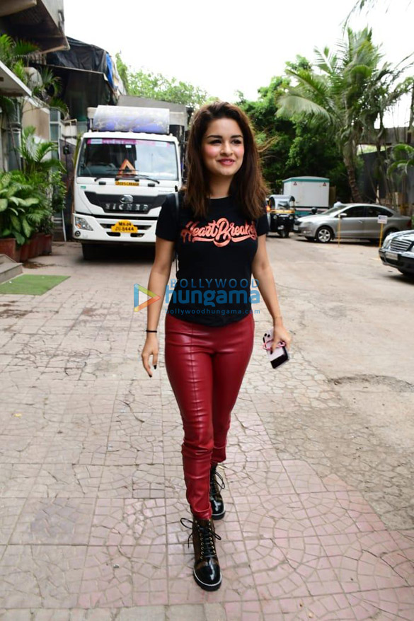 Photos: Avneet Kaur snapped in Juhu Photos: Avneet Kaur snapped in Juhu