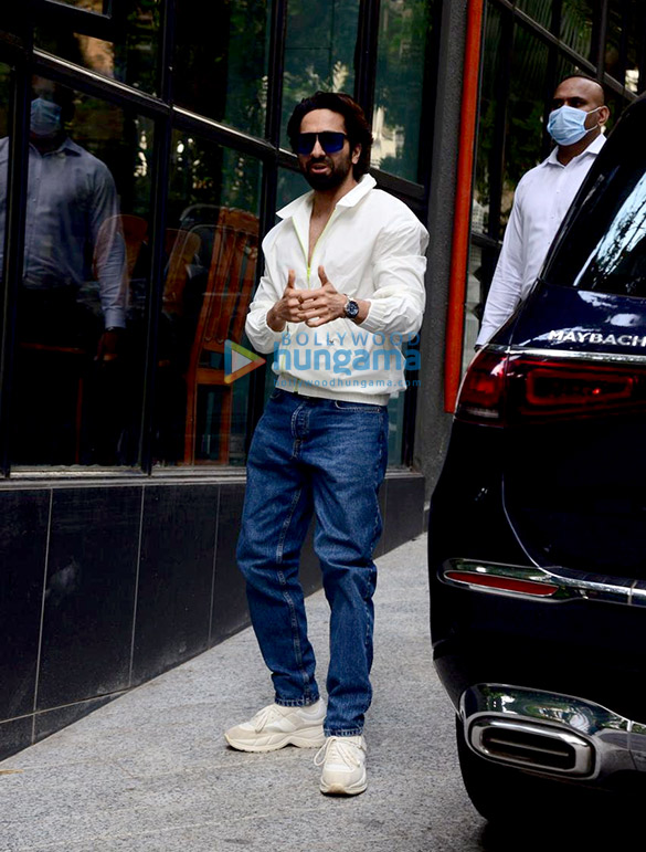 photos ayushmann khurrana snapped at maddock films office in santacruz 3