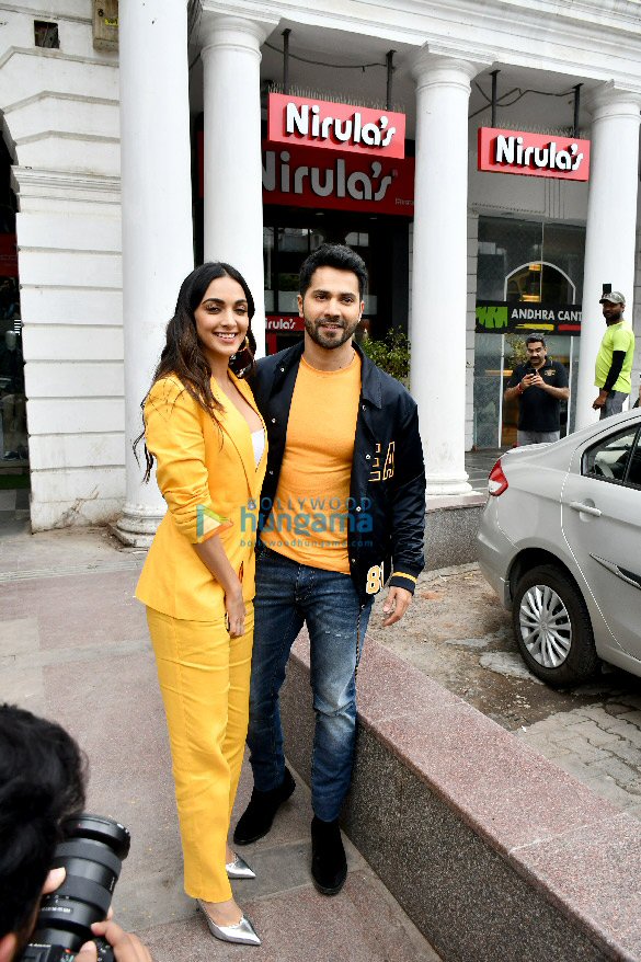 photos cast of jugjugg jeeyo snapped promoting their film at an ice cream centre in delhi 5