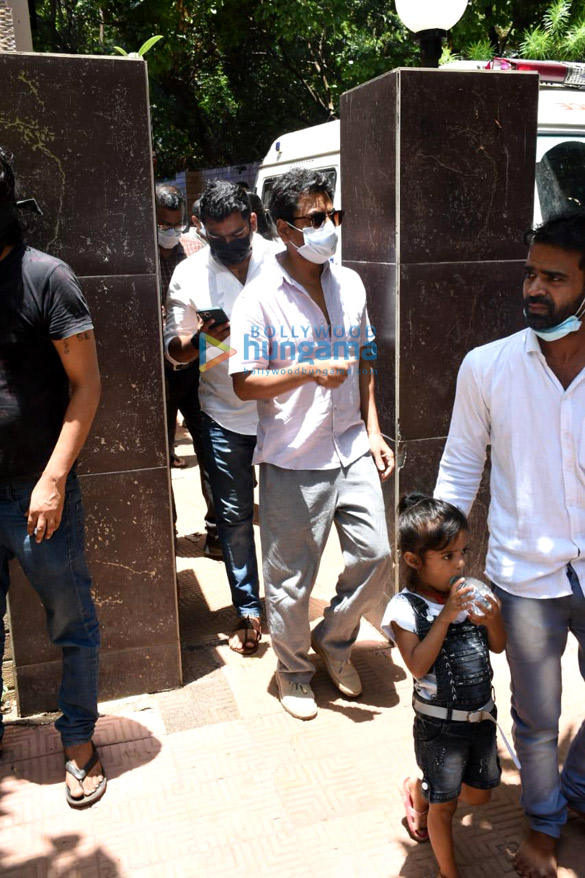 photos celebs arrive at sudhir mishras residence after the filmmakers mother passes away 6