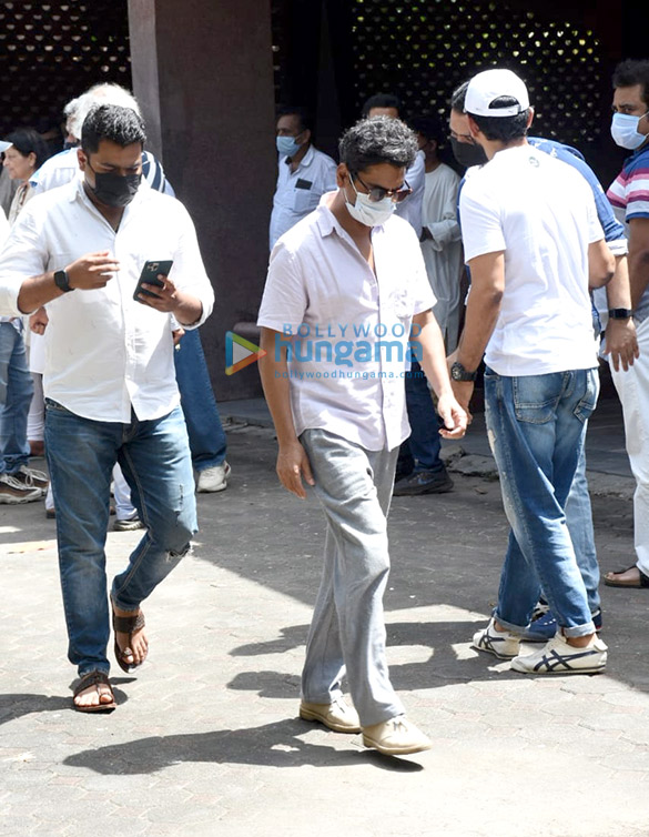 photos celebs attend last rites of sudhir mishras mother 3