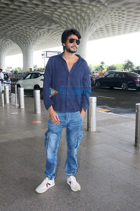 photos deepika padukone pooja hegde kangana ranaut and others snapped at the airport 5