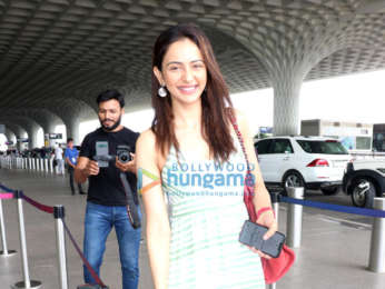 Photos: Esha Gupta, Rakul Preet Singh, Karan Johar and others snapped at the airport