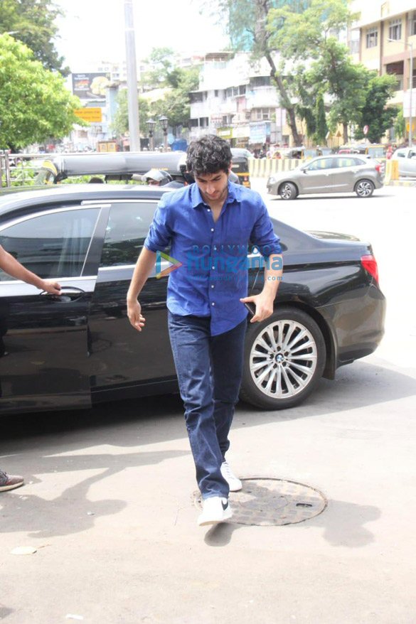 photos ibrahim ali khan snapped at bastian in bandra 3