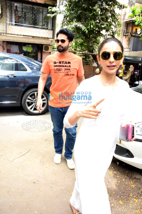 photos jackky bhagnani and rakul preet singh spotted in bandra 1
