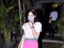 Photos: Janhvi Kapoor snapped with her friend at Pali Bhavan in Bandra