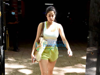 Photos: Janhvi Kapoor spotted in Bandra