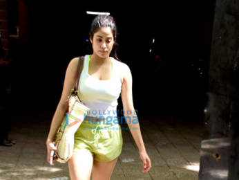 Photos: Janhvi Kapoor spotted in Bandra