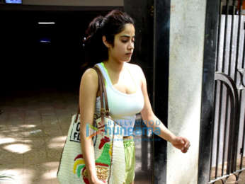 Photos: Janhvi Kapoor spotted in Bandra