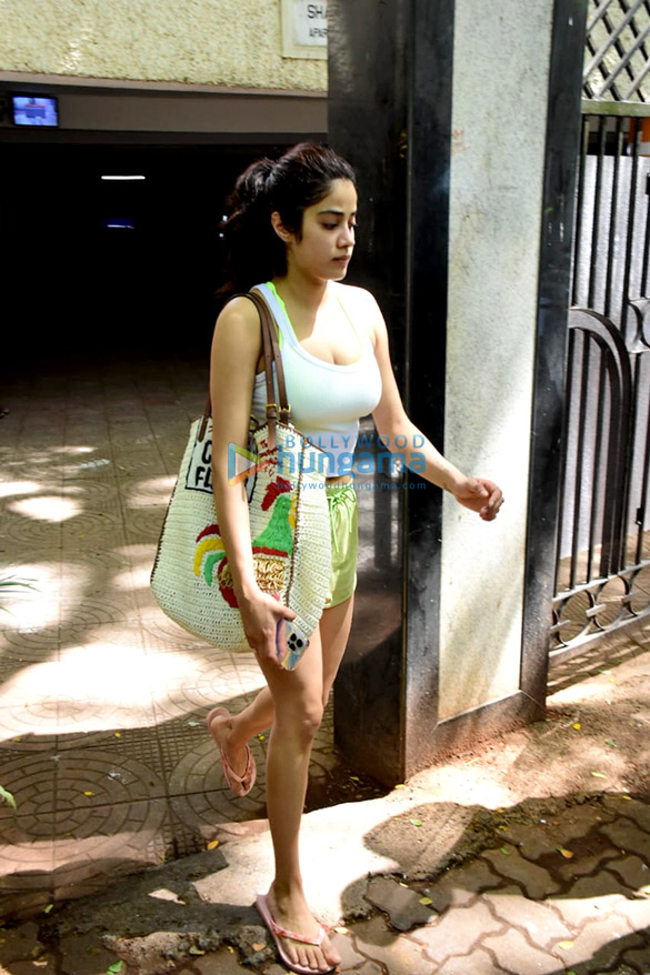 photos janhvi kapoor spotted in bandra 3 7