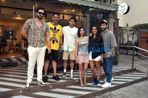 photos jasmin bhasin and aly goni snapped at farmers cafe in bandra 1