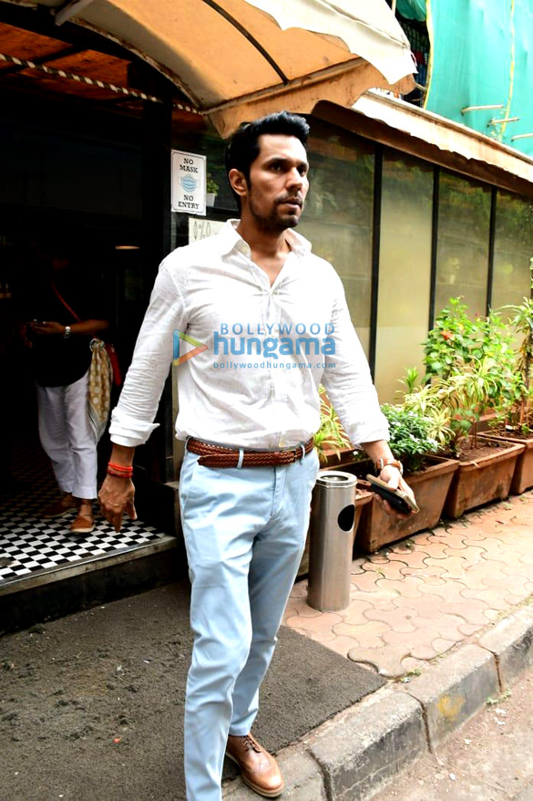 photos jasmin bhasin and randeep hooda snapped in andheri 5