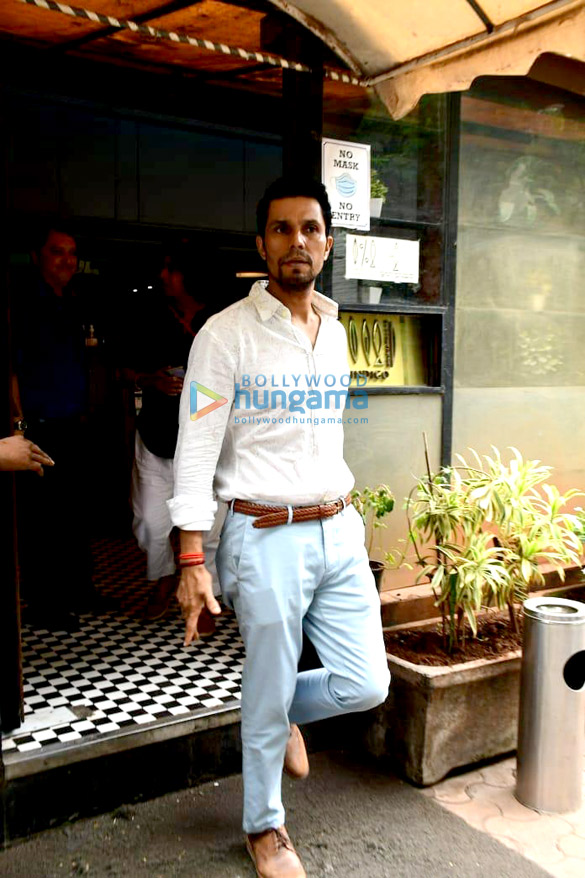 photos jasmin bhasin and randeep hooda snapped in andheri 6