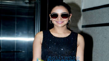 Photos: Jasmin Bhasin celebrates her birthday at Phoenix Marketcity, Kurla