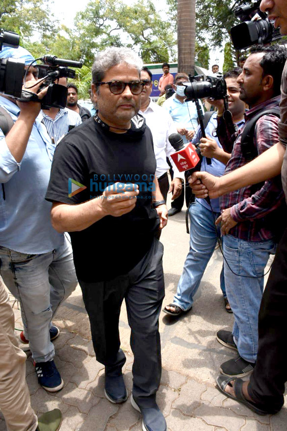 photos javed akhtar hariharan raghav sachar and others visit late singer k ks residence 5