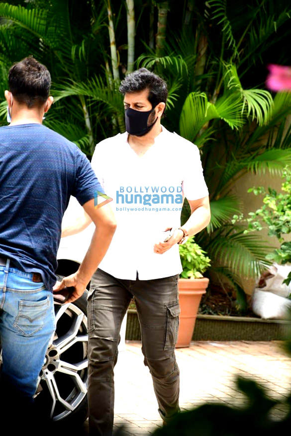 photos javed akhtar hariharan raghav sachar and others visit late singer k ks residence 7