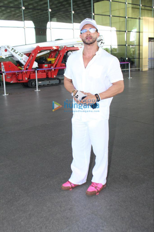 photos kangana ranaut huma qureshi harbhajan singh and others snapped at the airport 1 4