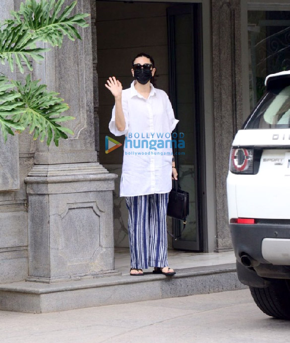 photos kareena kapoor khan and karisma kapoor snapped outside randhir kapoors house in bandra4 2