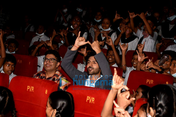 photos kartik aaryan and bhushan kumar host a special screening of bhool bhulaiyaa 2 for the kids of cry foundation 2