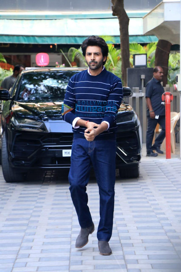 photos kartik aaryan and sidharth malhotra spotted in andheri 1