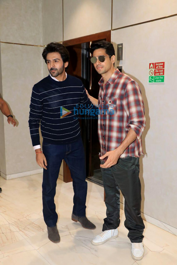 photos kartik aaryan and sidharth malhotra spotted in andheri 6