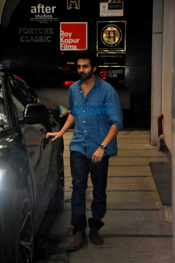 photos kartik aaryan snapped at ashutosh gowarikers office in khar 3