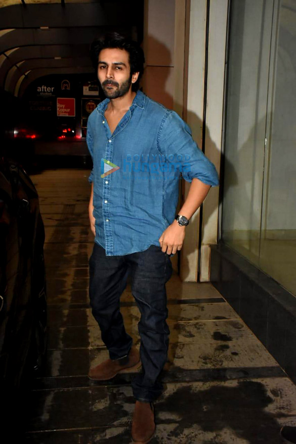 photos kartik aaryan snapped at ashutosh gowarikers office in khar 4