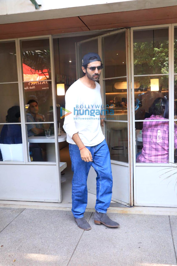 photos kartik aaryan snapped in bandra 2 4