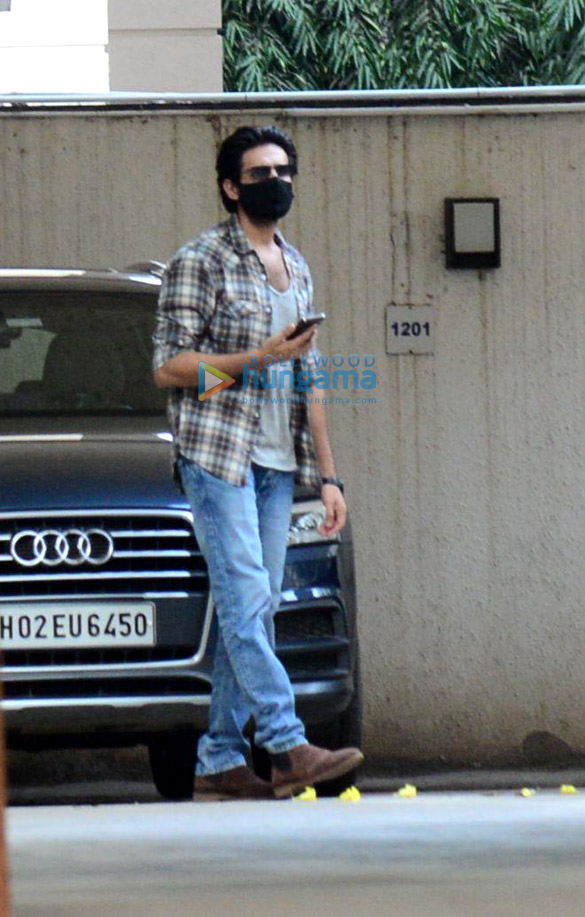 photos kartik aaryan snapped in juhu 2 18