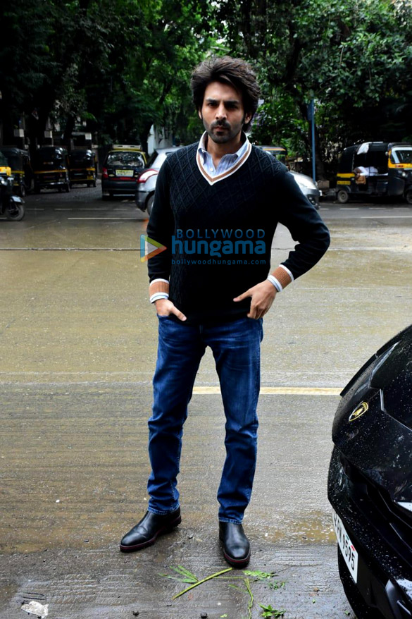 photos kartik aaryan spotted in bandra 2 3