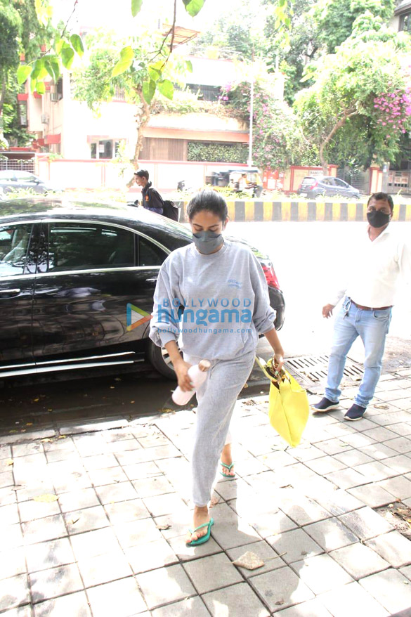 photos mira kapoor spotted outside a clinic in santacruz 11 3