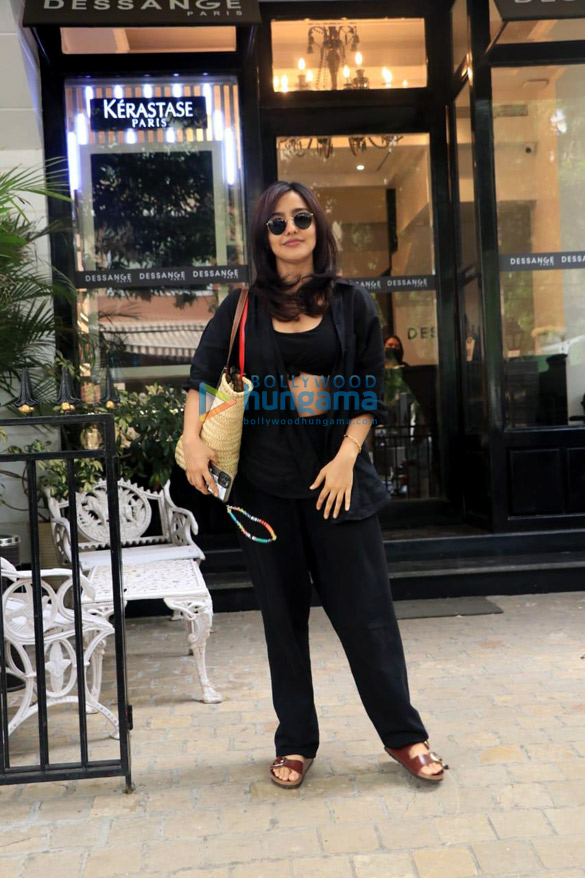 photos neha sharma snapped outside a saloon in bandra 2