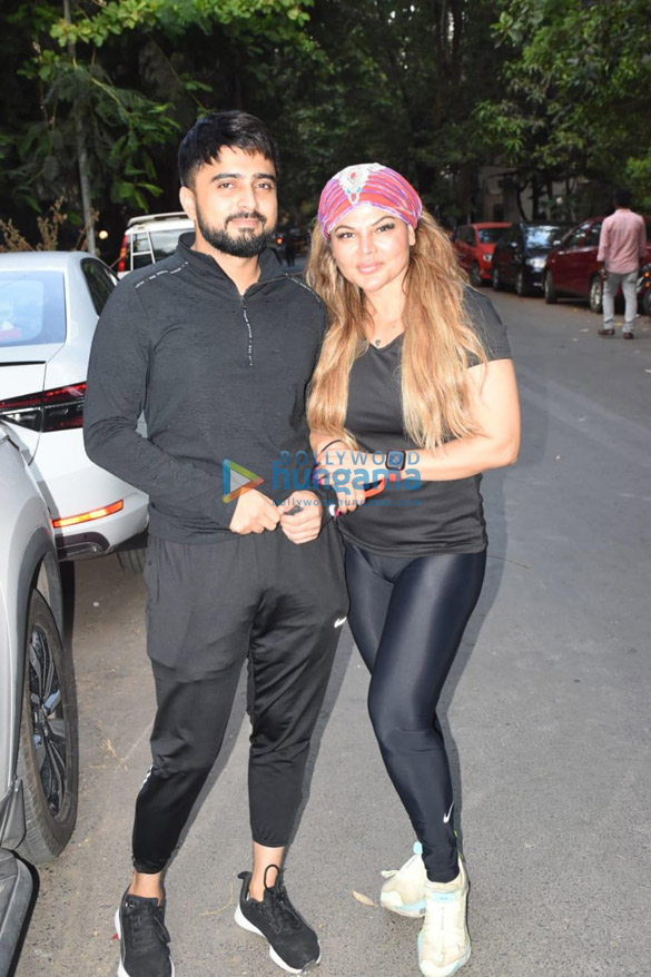 photos rakhi sawant snapped with adil in andheri 3