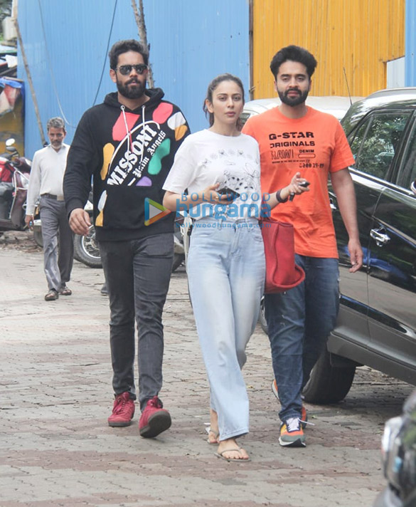 Photos: Rakul Preet Singh snapped with Jackky Bhagnani and her brother in Bandra Photos: Rakul Preet Singh snapped with Jackky Bhagnani and her brother in Bandra