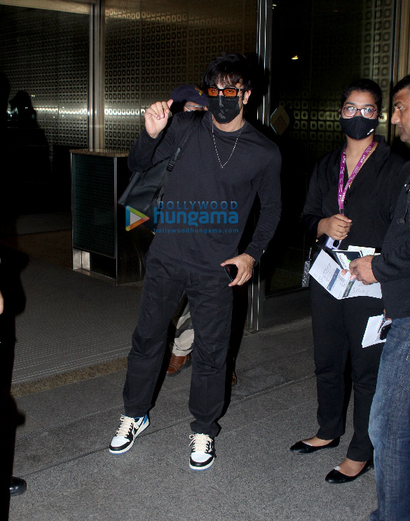 Photos: Ranbir Kapoor and Vicky Kaushal snapped at the airport Photos: Ranbir Kapoor and Vicky Kaushal snapped at the airport
