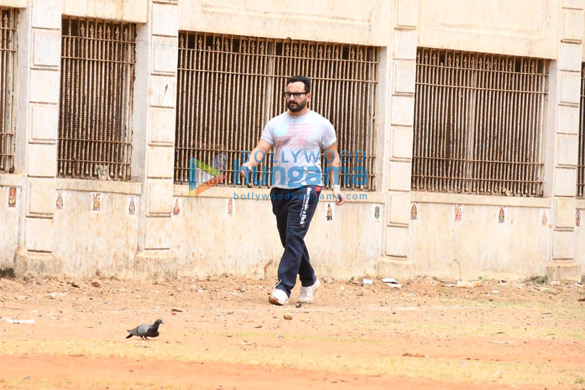 photos saif ali khan spotted during his walk in a park 3