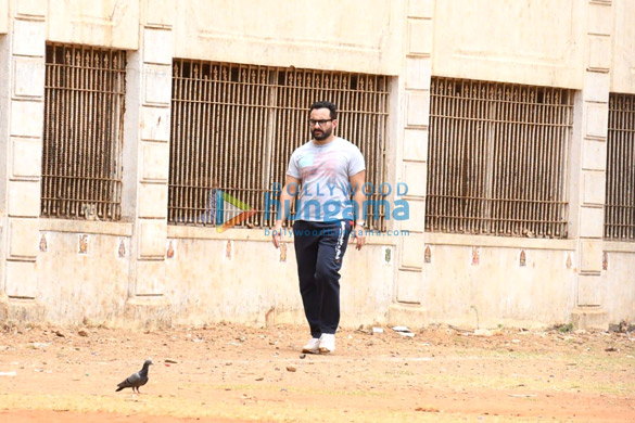 photos saif ali khan spotted during his walk in a park 4